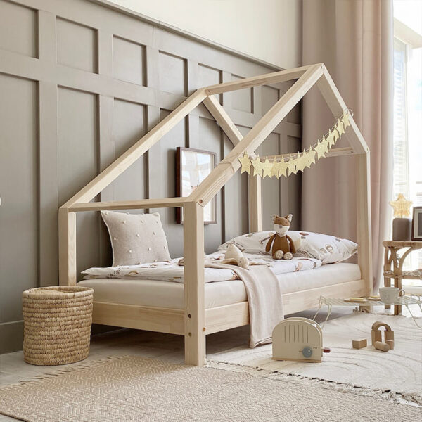 Wunderschönes Hausbett Coco in einem beigen Kinderzimmer mit Dreko in Pastellfarben