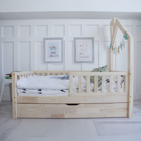 Hausbett für Jungs- und Mädchen mit Bettzeug und Verzierungen